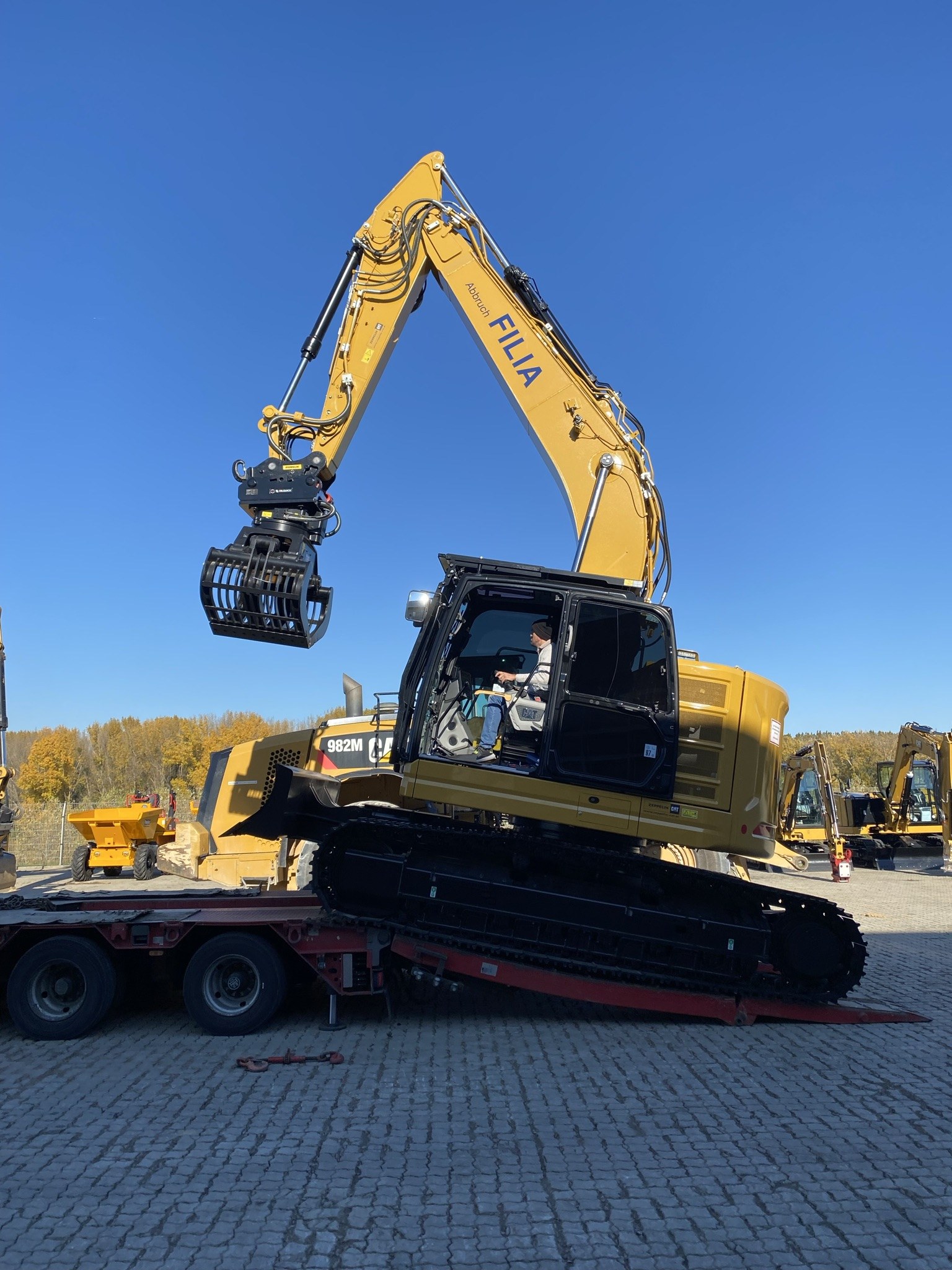 Tiefladertransport Bagger